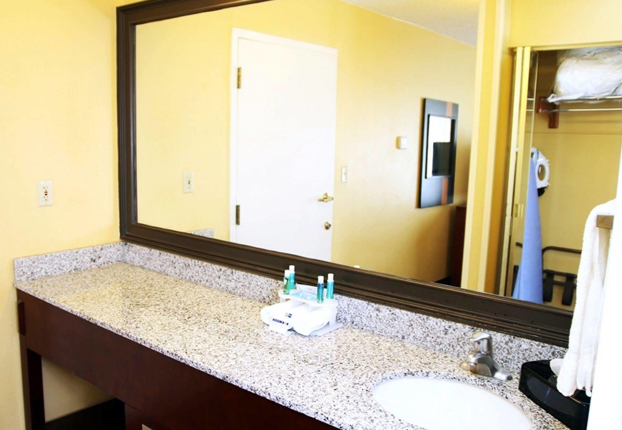 Holiday Inn Express Tifton By Ihg Buitenkant foto